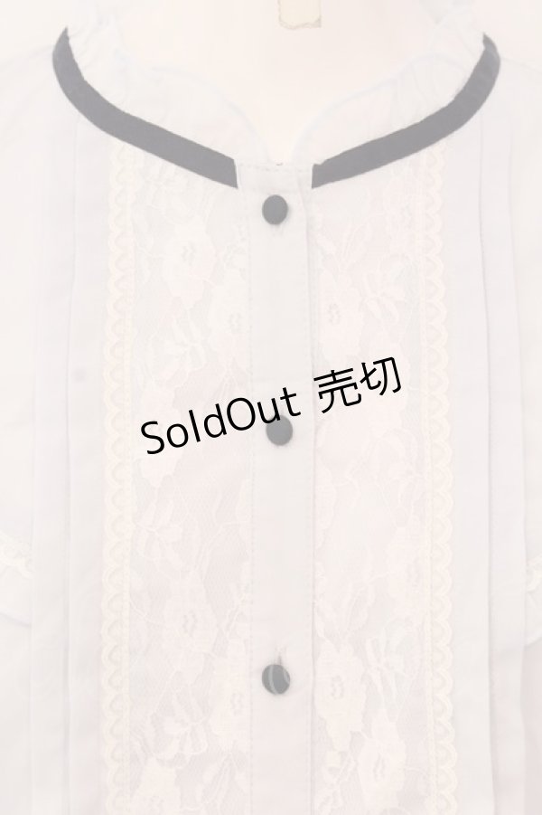 画像2: axes femme / ブローチ付きスタンドブラウス M サックス O-25-04-07-052-AX-BL-OW-OS (2)