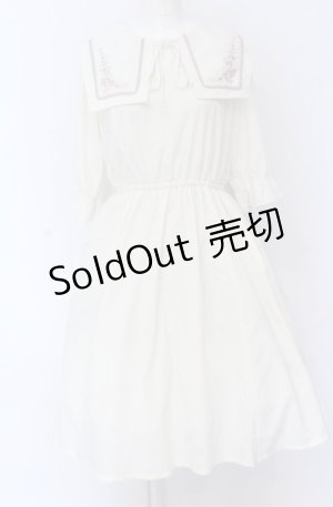 画像: axes femme / 刺繍入セーラー襟ワンピース F キナリ O-25-04-14-011-AX-OP-OW-OS