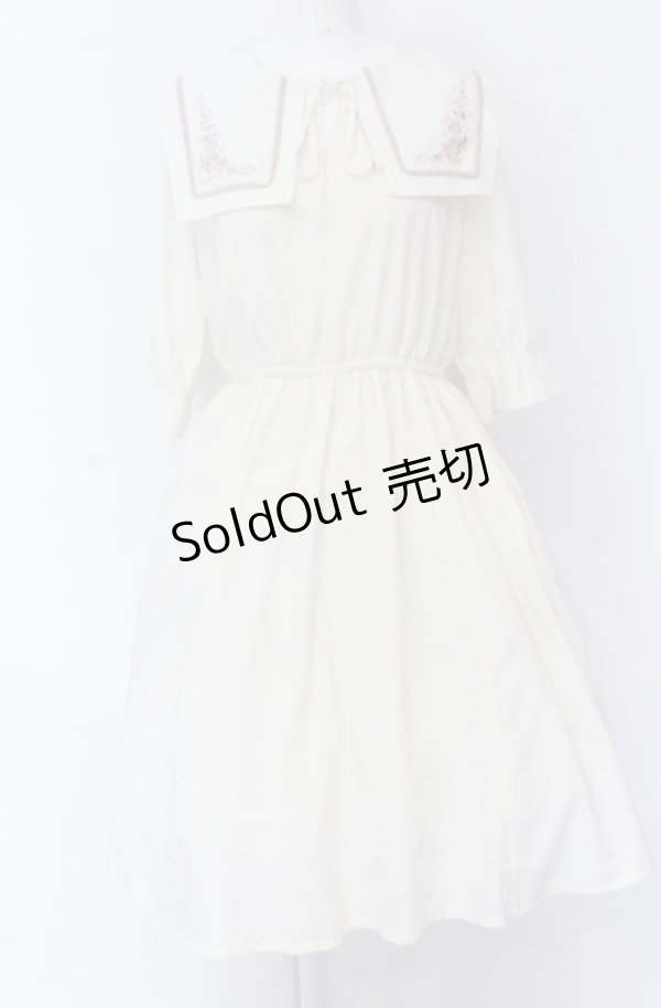 画像1: axes femme / 刺繍入セーラー襟ワンピース F キナリ O-25-04-14-011-AX-OP-OW-OS (1)
