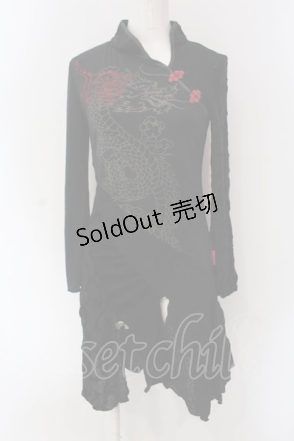 画像1: Ozz On / ベロア切り替え龍刺繍ワンピース  ブラック×レッド刺繍 O-25-04-15-030-OO-OP-IG-OS (1)