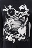 画像2: PUTUMAYO / アリスうさぎプリントカットソー  ブラック O-25-04-15-069-PT-TO-IG-OS (2)