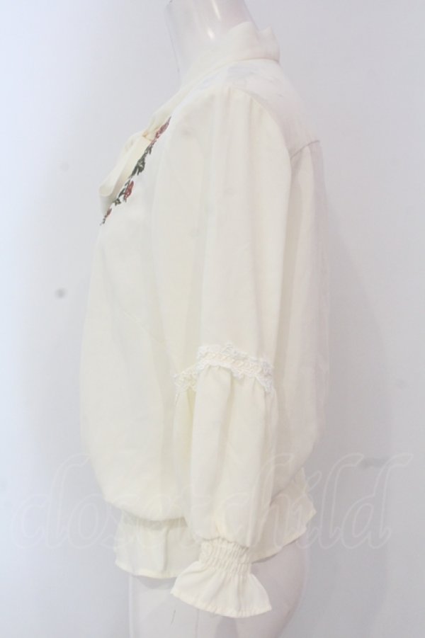 画像3: axes femme / バラ刺繍タイ付きブラウス  オフシロ O-25-04-19-028-AX-BL-IG-OS (3)