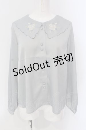 画像: Fi.n.t / パステルローズ刺繍ビッグカラーブラウス  サックス O-25-04-19-033-CA-BL-IG-OS