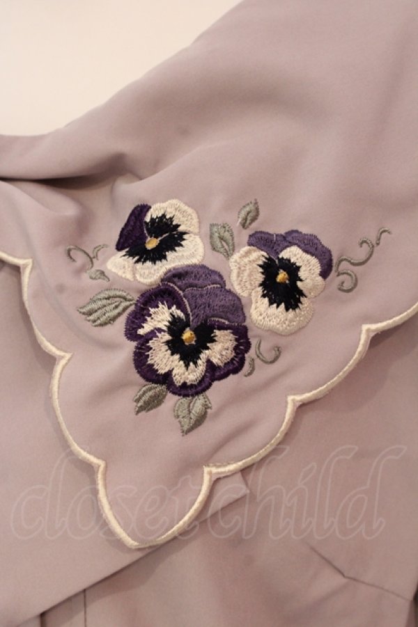 画像2: axes femme POETIQUE / パンジー刺繍リボン襟ブラウス M 公式色展開：ピンク O-25-04-19-015-AX-BL-IG-OS (2)