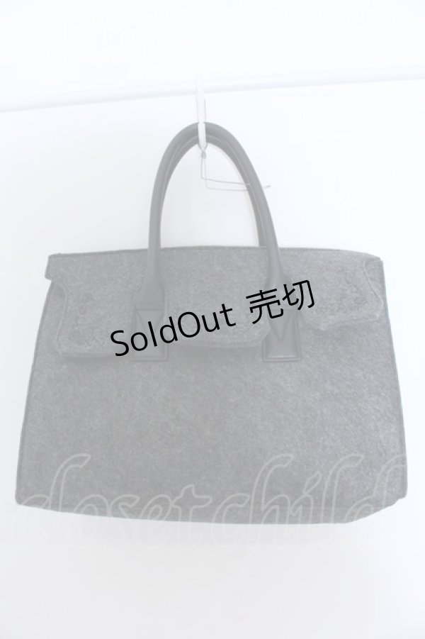 画像1: axes femme / ポーチつき刺繍入りフェルトバッグ  グレー O-25-04-22-007-AX-BG-IG-ZT087 (1)