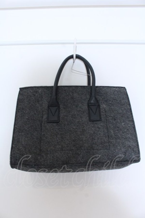 画像2: axes femme / ポーチつき刺繍入りフェルトバッグ  グレー O-25-04-22-007-AX-BG-IG-ZT087 (2)