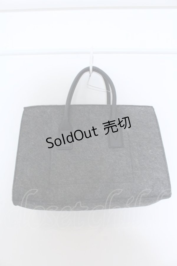 画像2: axes femme / ポーチつき刺繍入りフェルトバッグ  グレー O-25-04-22-007-AX-BG-IG-ZT087 (2)