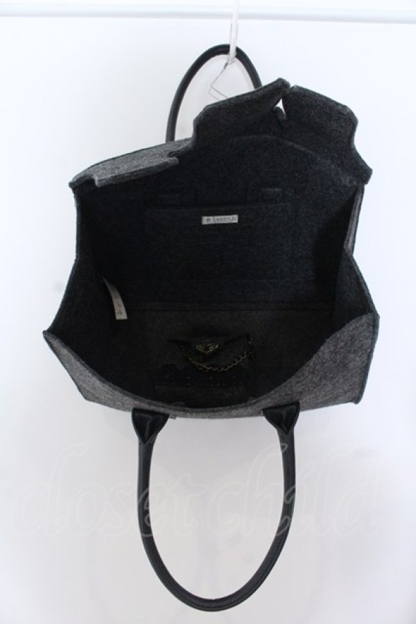 画像3: axes femme / ポーチつき刺繍入りフェルトバッグ  グレー O-25-04-22-007-AX-BG-IG-ZT087 (3)