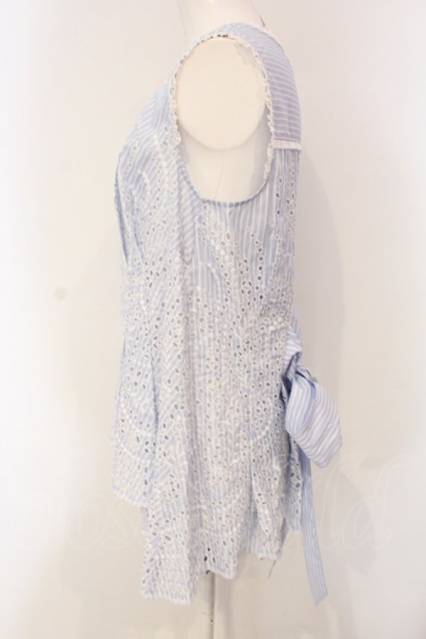 画像2: INGEBORG / ストライプフラワー刺繍ノースリーブブラウス 3 サックス O-25-04-24-066-LO-BL-IG-OS (2)