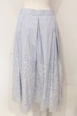 画像3: INGEBORG / ストライプフラワー刺繍スカート 3 サックス O-25-04-24-067-LO-SK-IG-OS (3)