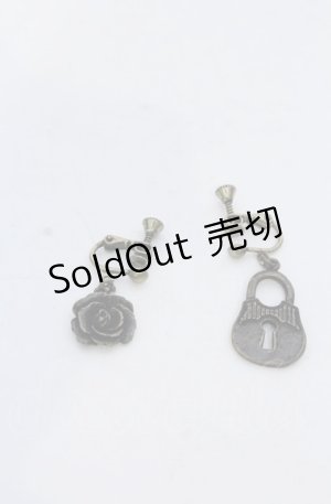 画像: 【SALE】axes femme / 薔薇と鍵穴モチーフイヤリング  アンティークゴールド O-25-05-27-1058-AX-AC-IG-ZT444-F001