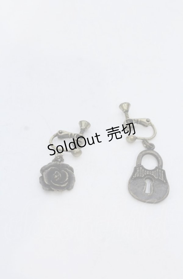 画像1: 【SALE】axes femme / 薔薇と鍵穴モチーフイヤリング  アンティークゴールド O-25-05-27-1058-AX-AC-IG-ZT444-F001 (1)