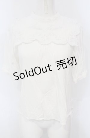 画像: Fi.n.t / カットワーク刺繍クロスヨークブラウス  オフシロ O-25-04-30-2011-CA-BL-IG-ZT039