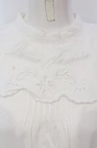 画像2: Fi.n.t / カットワーク刺繍クロスヨークブラウス  オフシロ O-25-04-30-2011-CA-BL-IG-OS (2)