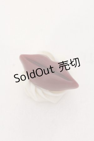 画像: Q-pot. / リップクリームブローチ  シロ×ワイン O-25-05-10-065-QP-AC-OW-OS