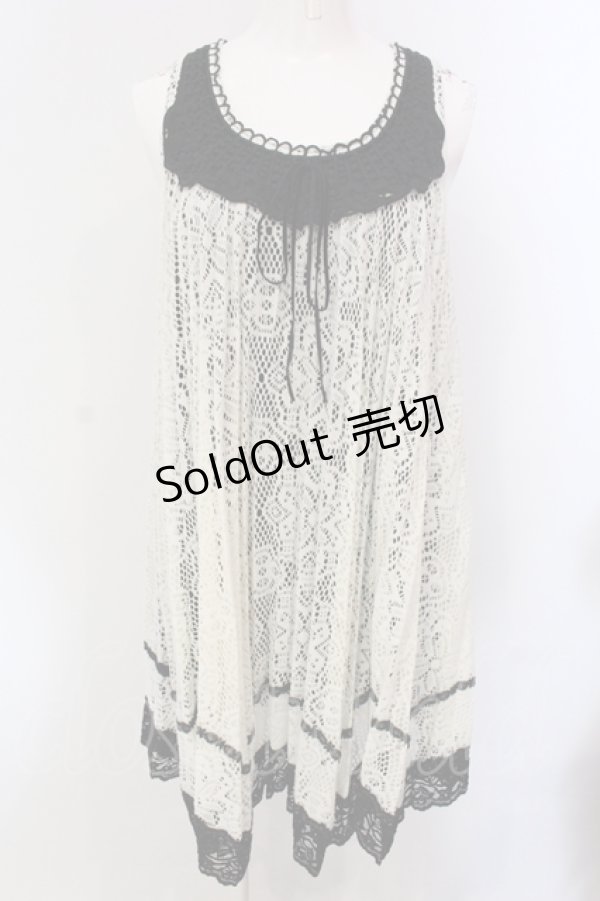 画像1: axes femme / フラワー編みプリーツワンピース M オフシロ×クロ O-25-05-12-053-AX-OP-IG-OS (1)