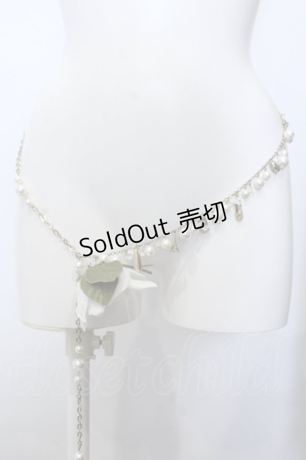 画像1: INGEBORG / シグネチャーカメリアコサージュチェーンベルト  ゴールド×シロ O-25-05-14-037-LO-ZA-IG-OS (1)