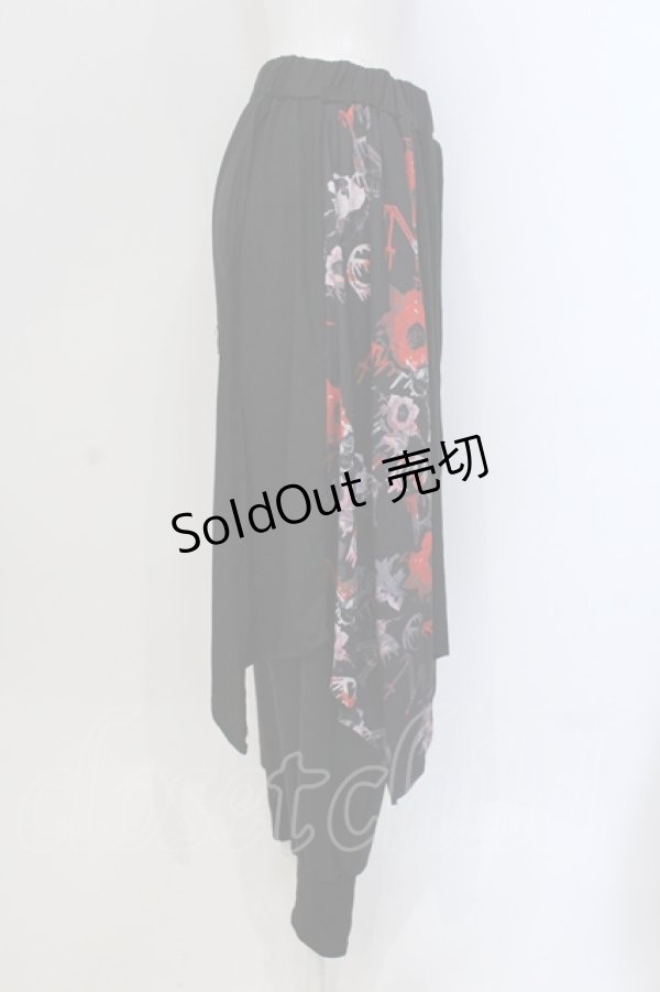 画像2: NieR Clothing / フラップ付きSARROUEL PANTS 【NieR ROSE】 パンツ  ブラック×レッド O-25-05-17-001-PU-PA-IG-OS (2)