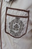 画像2: OZZ ANGELO / エンブレム刺繍デザインカラーブラウス  ベージュ O-25-05-26-046-OO-BL-IG-OS (2)