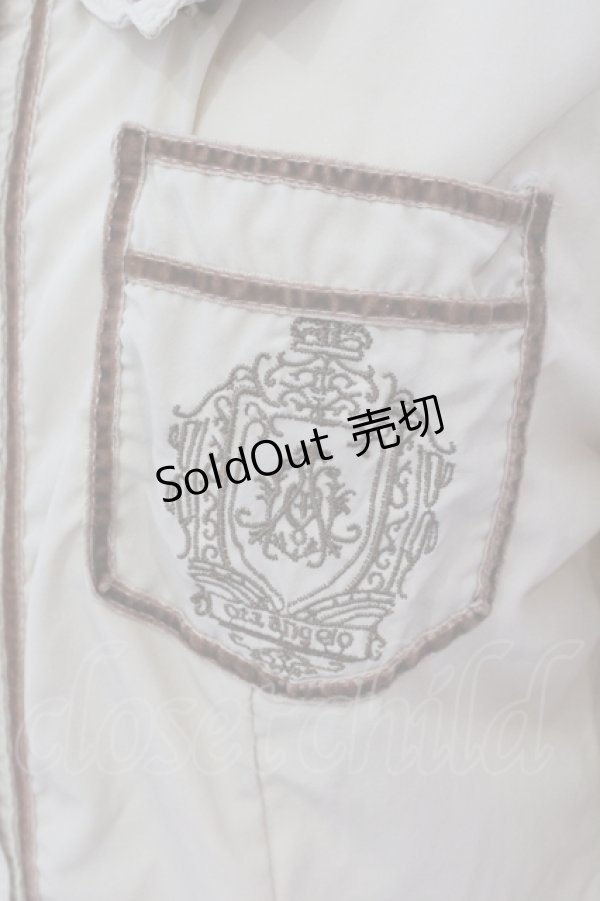 画像2: OZZ ANGELO / エンブレム刺繍デザインカラーブラウス  ベージュ O-25-05-26-046-OO-BL-IG-OS (2)