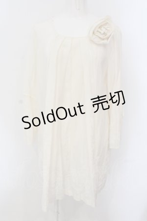 画像: INGEBORG / コサージュつきフロッキーチュニック 9 オフシロ O-25-05-26-007-LO-TO-IG-OS