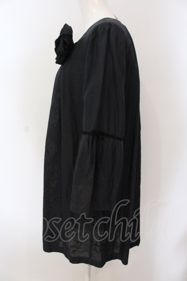 画像3: INGEBORG / コサージュつきフロッキーチュニック  クロ O-25-05-26-008-LO-TO-IG-ZI (3)