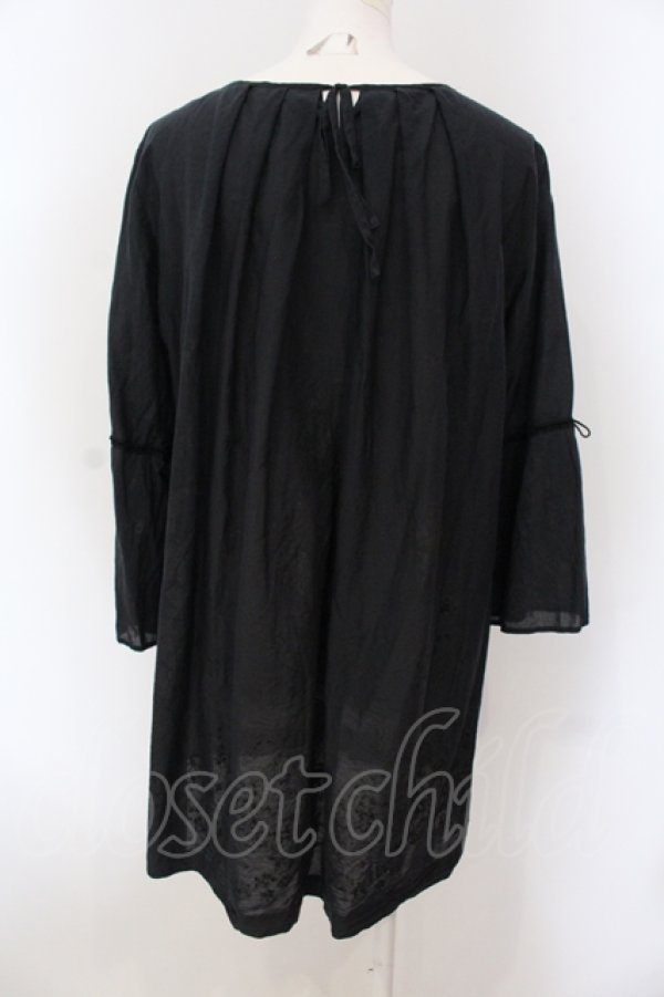画像4: INGEBORG / コサージュつきフロッキーチュニック  クロ O-25-05-26-008-LO-TO-IG-ZI (4)