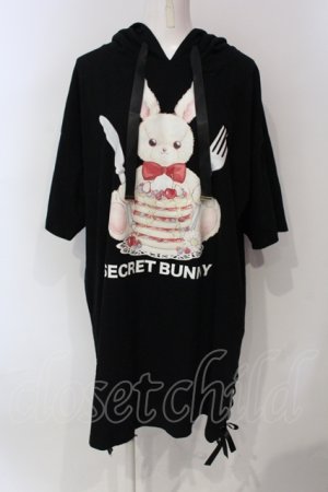 画像: Secret Honey / パンケーキうさぎフード付ビッグTシャツ  クロ O-25-06-10-048-CA-OP-IG-OS