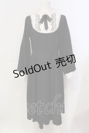 画像: axes femme / ブローチセットロマンワンピース F クロ×シロ O-25-06-14-004-AX-OP-OW-OS