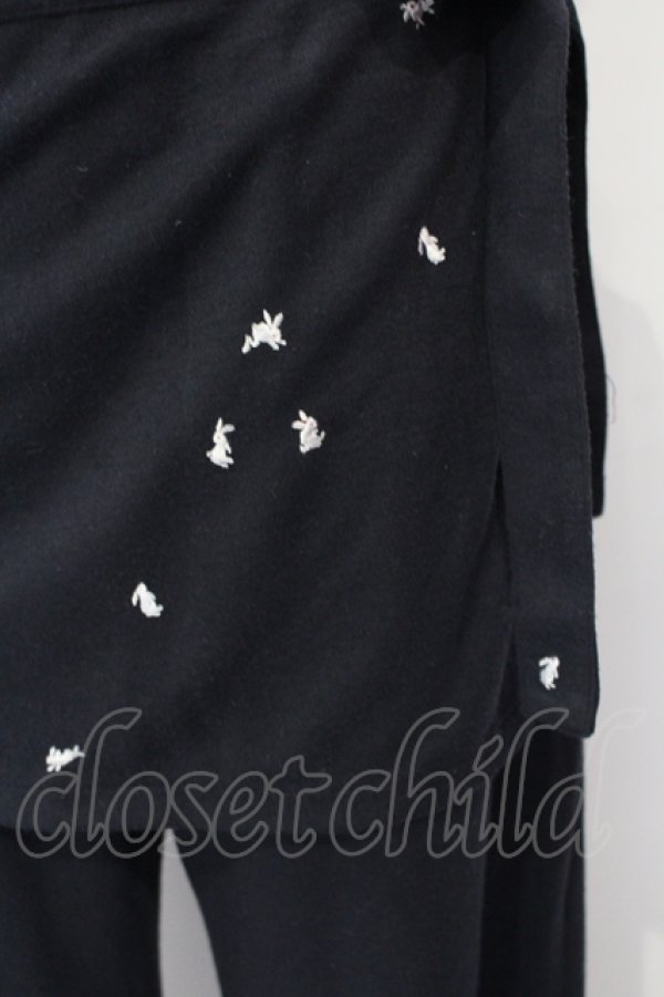 画像2: INGEBORG / うさぎ刺繍エプロン付きパンツ  ブラック O-25-07-17-006-LO-PA-IG-ZT015 (2)