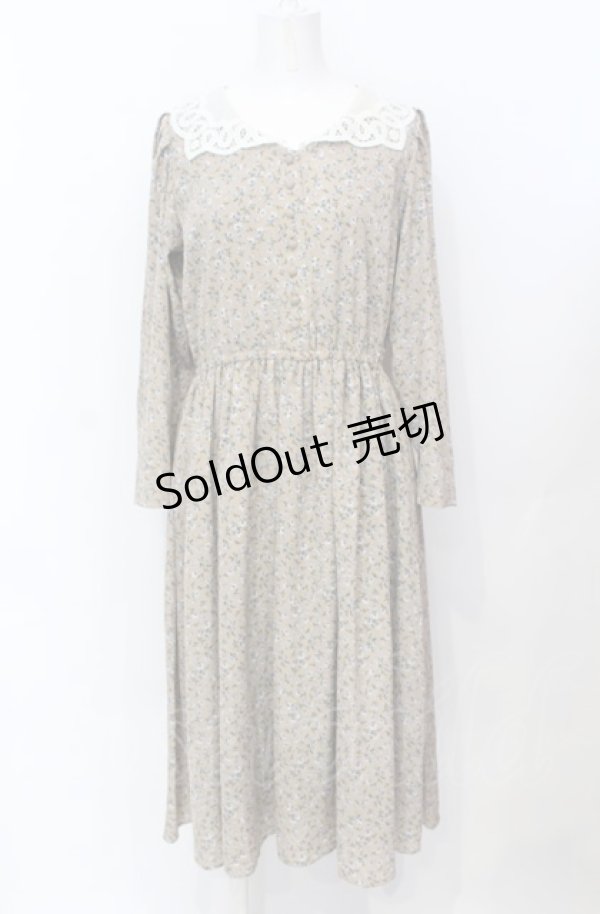 画像1: an another angelus / レース衿小花柄ロングワンピース  ベージュ O-25-07-21-004-CA-OP-OW-ZT106 (1)