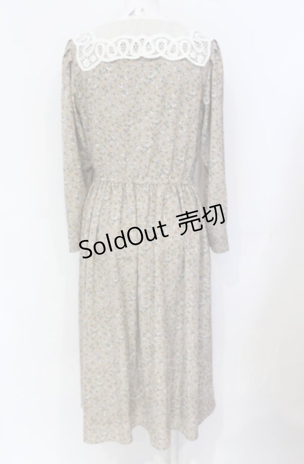 画像3: an another angelus / レース衿小花柄ロングワンピース  ベージュ O-25-07-21-004-CA-OP-OW-ZT106 (3)