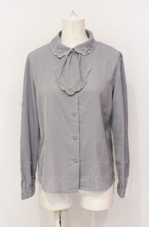 画像: an another angelus / カットワーク刺繍ジャボ付きブラウス  ブルーグレー O-25-07-21-010-CA-BL-OW-ZT0731D