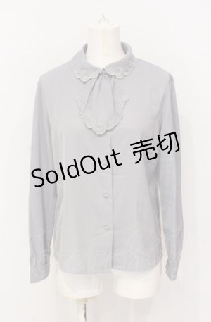 画像: an another angelus / カットワーク刺繍ジャボ付きブラウス  ブルーグレー O-25-07-21-010-CA-BL-OW-ZT0731D