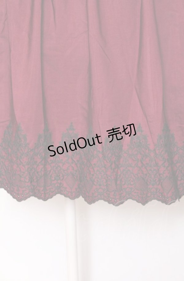 画像2: axes femme POETIQUE / トランプ刺繍ピナフォアワンピース  ワイン O-25-07-23-047-AX-OP-IG-OS (2)