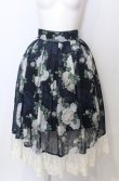 画像1: axes femme / ラフィネローズ柄タックスカート  ネイビー O-25-07-23-067-AX-SK-IG-ZT508 (1)