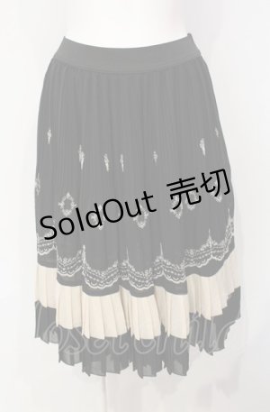 画像: axes femme / パネル刺しゅうプリーツスカート  クロ×アイボリー O-25-07-26-079-AX-SK-IG-ZT507