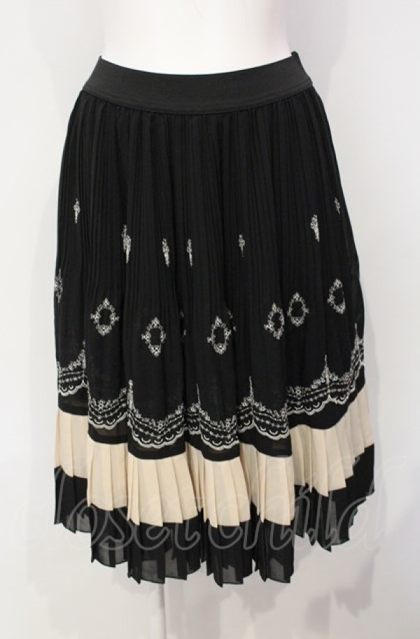 画像1: axes femme / パネル刺しゅうプリーツスカート  クロ×アイボリー O-25-07-26-079-AX-SK-IG-ZT507 (1)