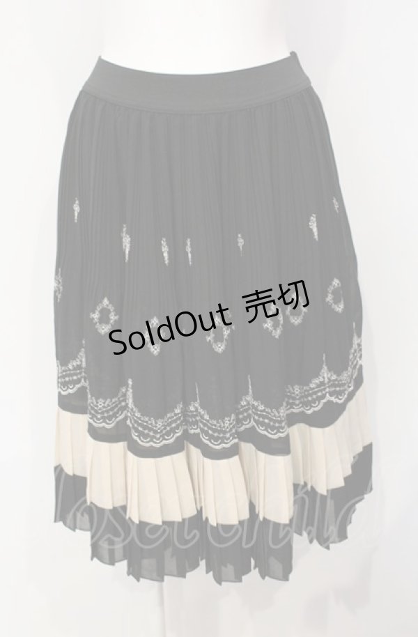 画像1: axes femme / パネル刺しゅうプリーツスカート  クロ×アイボリー O-25-07-26-079-AX-SK-IG-ZT507 (1)