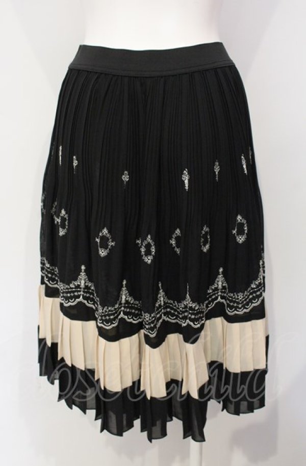 画像2: axes femme / パネル刺しゅうプリーツスカート  クロ×アイボリー O-25-07-26-079-AX-SK-IG-ZT507 (2)