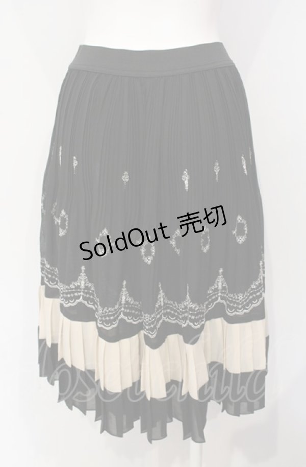 画像2: axes femme / パネル刺しゅうプリーツスカート  クロ×アイボリー O-25-07-26-079-AX-SK-IG-ZT507 (2)