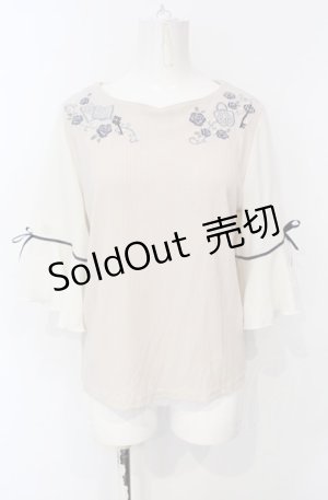 画像: axes femme / 鍵×本刺繍チューリップ袖プルオーバー  ベージュ O-25-07-26-093-AX-TO-IG-OS