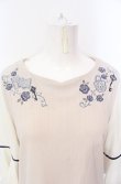 画像2: axes femme / 鍵×本刺繍チューリップ袖プルオーバー  ベージュ O-25-07-26-093-AX-TO-IG-OS (2)