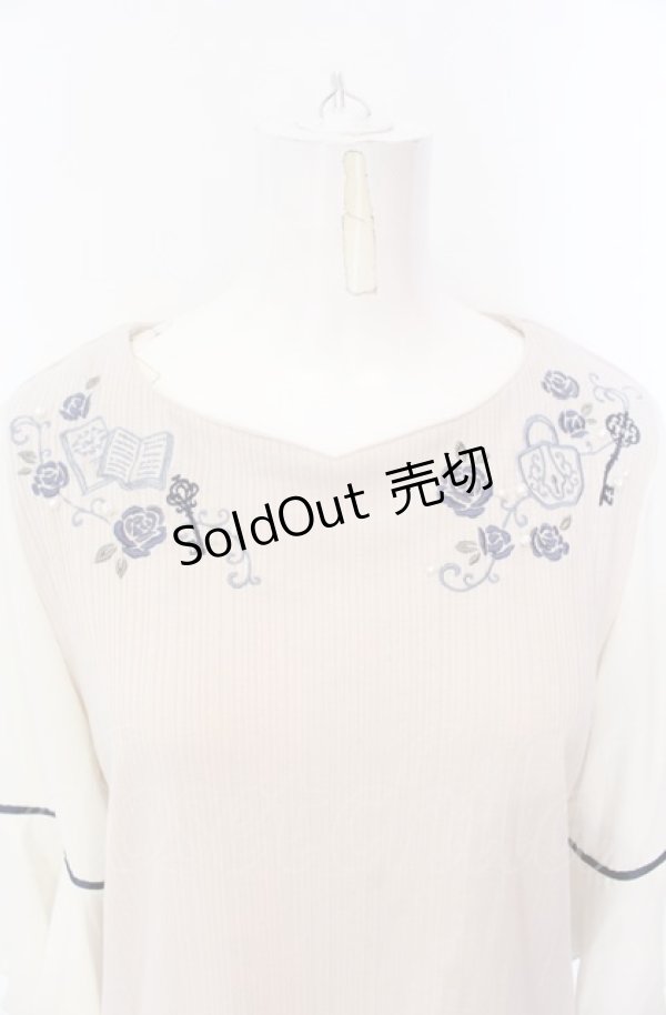 画像2: axes femme / 鍵×本刺繍チューリップ袖プルオーバー  ベージュ O-25-07-26-093-AX-TO-IG-OS (2)
