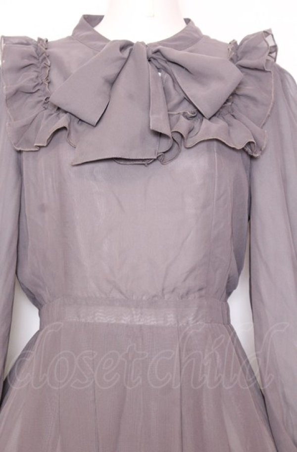 画像2: axes femme / ラッフルフリルシフォンワンピース L グレー O-25-07-27-036-AX-OP-OW-ZT101 (2)