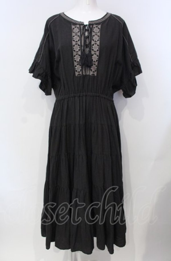 画像1: PINK HOUSE / フロント刺繍半袖ロングワンピース  クロ O-25-07-28-031-LO-OP-IG-ZI (1)