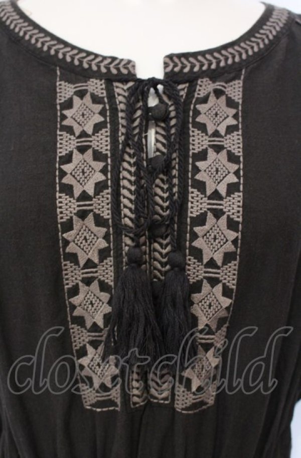 画像2: PINK HOUSE / フロント刺繍半袖ロングワンピース  クロ O-25-07-28-031-LO-OP-IG-ZI (2)