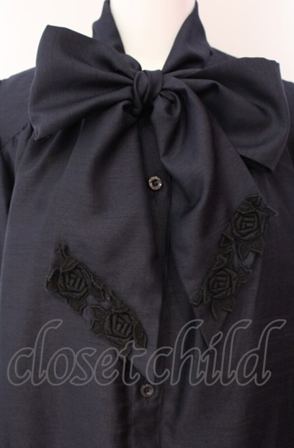 画像2: Enchantlic Enchantilly / ノーブルリボンタイブラウス  ネイビー O-25-08-05-068-LO-BL-OW-OS (2)