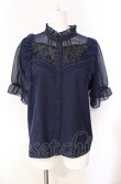 画像1: axes femme / ブローチ付ブラウス【ブローチ欠品】  ネイビー O-25-08-07-056-AX-BL-IG-OS (1)