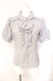 画像1: axes femme POETIQUE / ジャボブローチ付ブラウス  グレー O-25-08-07-057-AX-BL-IG-OS (1)